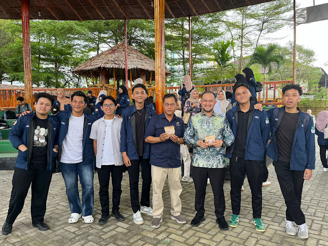 Dari Kelas ke Kampung Ketupat: Mahasiswa ULM Belajar Kewirausahaan Langsung dari Pelaku UMKM