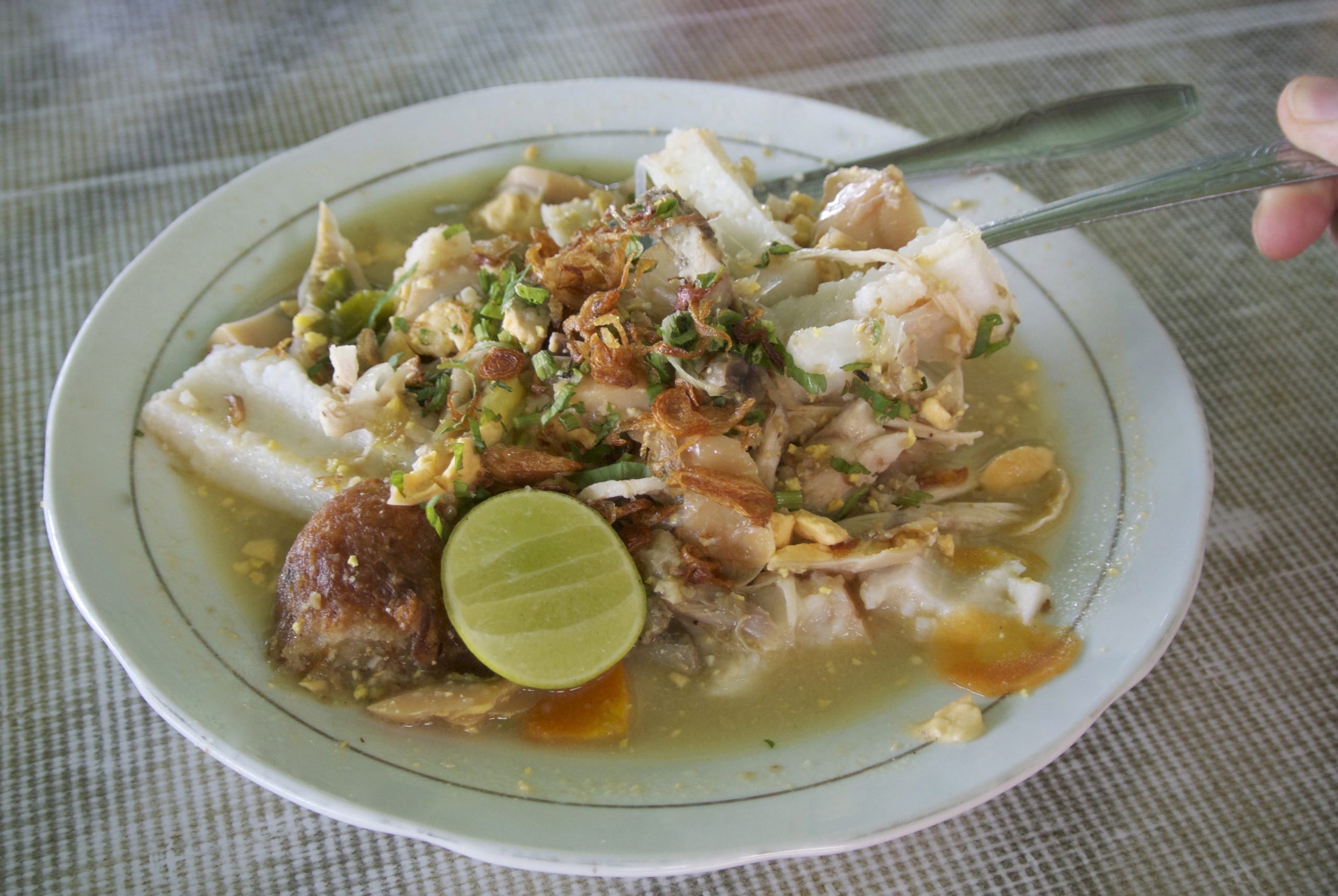 Menggugah Selera dengan Kehangatan: Mengenal Soto Banjar, Ikon Kuliner Kalimantan Selatan